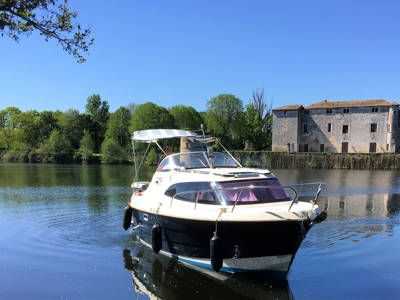 Yacht Temple sur Lot